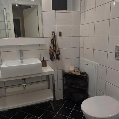 Апартаменти Elegant In Bergen- Private Outdoor Patio And Free Parking