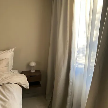 Apartament Elegant In Bergen- Private Outdoor Patio And Free Parking