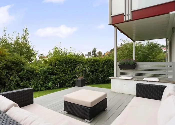 Apartment Elegant In Bergen- Private Outdoor Patio And Free Parking Bergen