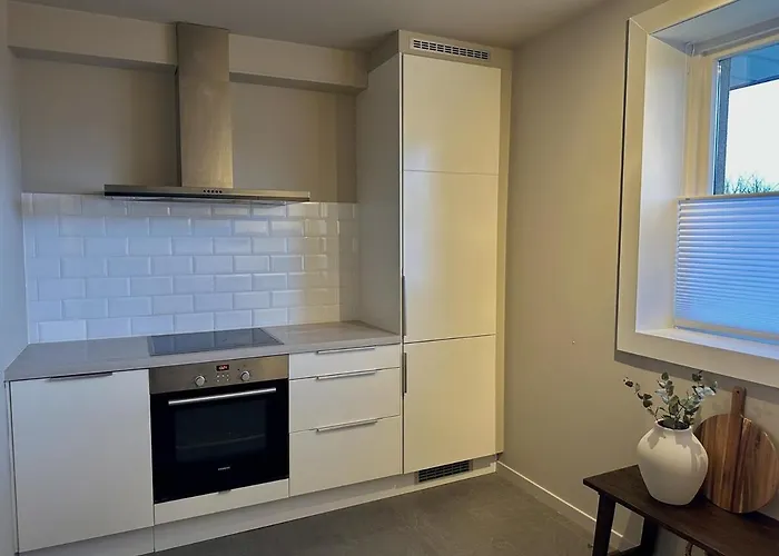 Elegant In Bergen- Private Outdoor Patio And Free Parking Апартаменты