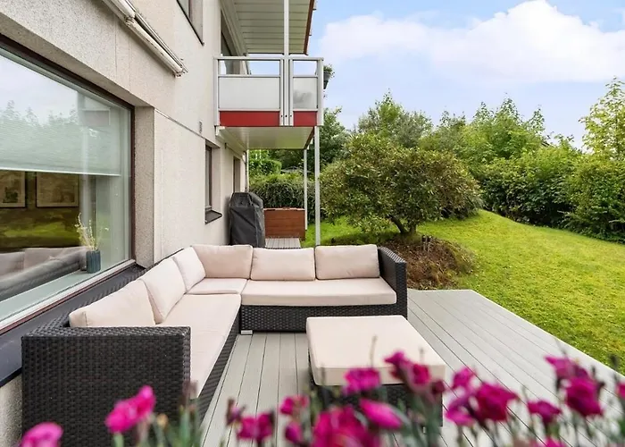 Elegant In Bergen- Private Outdoor Patio And Free Parking Апартаменты